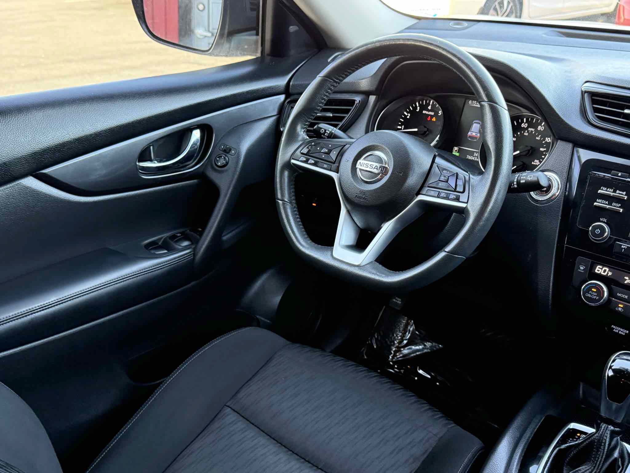 Used 2017 Nissan Rogue SV FWD image 11