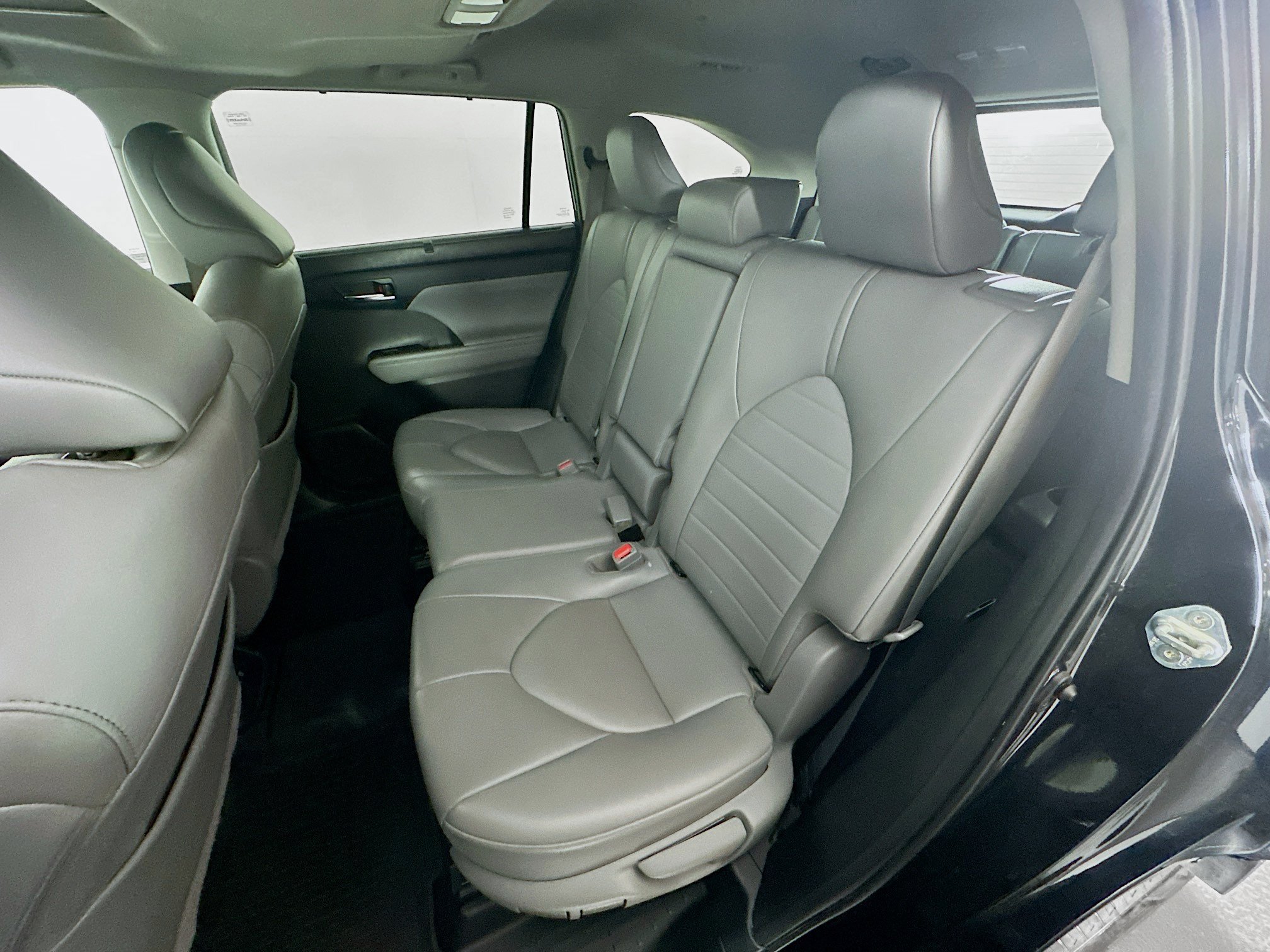 Used 2021 Toyota Highlander XLE AWD/4WD image 29