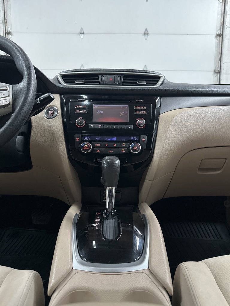 Used 2016 Nissan Rogue SV image 24