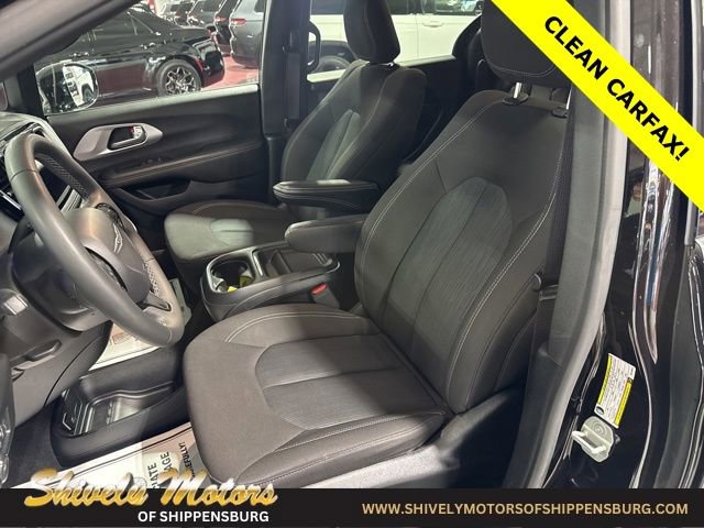 Used 2024 Chrysler Pacifica Touring image 14