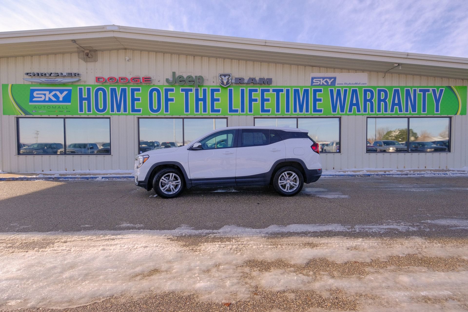 Used 2024 GMC Terrain SLE image 3