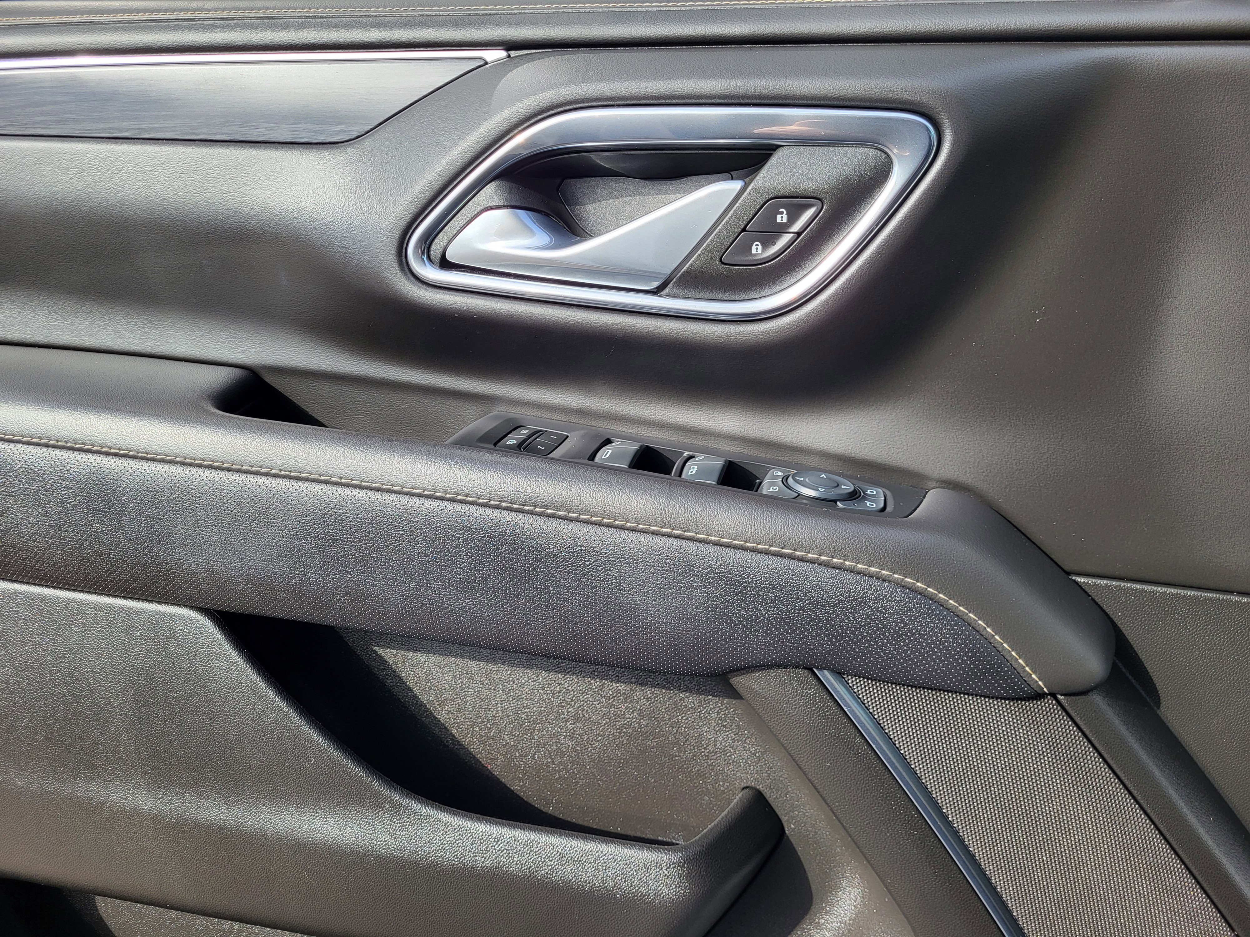 Used 2024 GMC Yukon SLT w/ SLT Luxury Package image 6