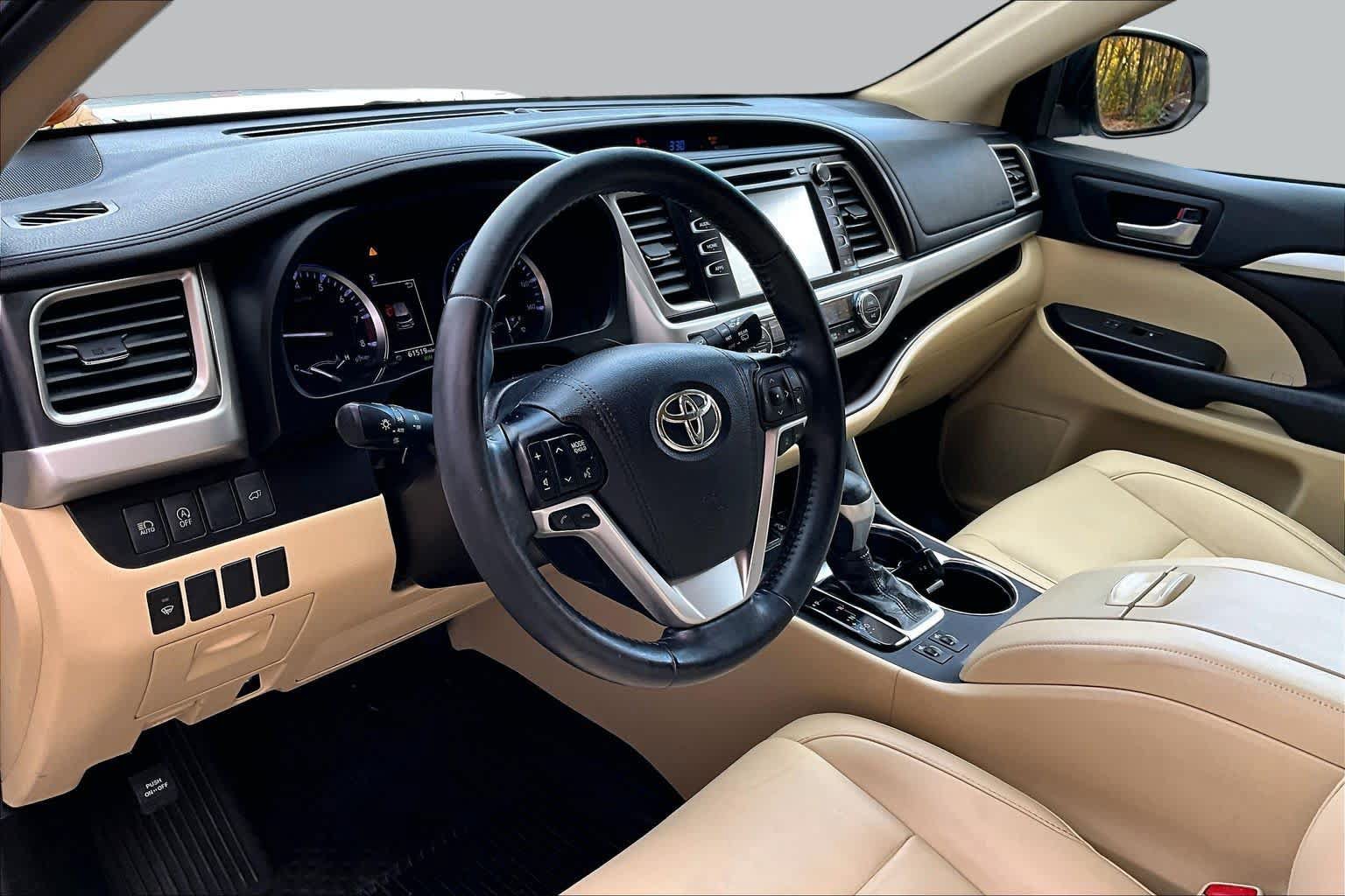 Used 2019 Toyota Highlander XLE AWD/4WD image 17