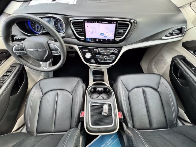 Used 2024 Chrysler Pacifica Touring-L FWD image 2