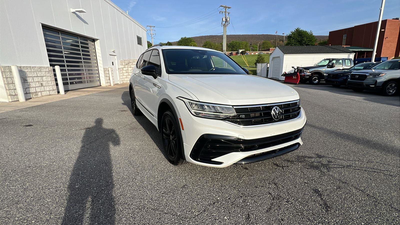 Used 2022 Volkswagen Tiguan SE R-Line AWD/4WD image 2