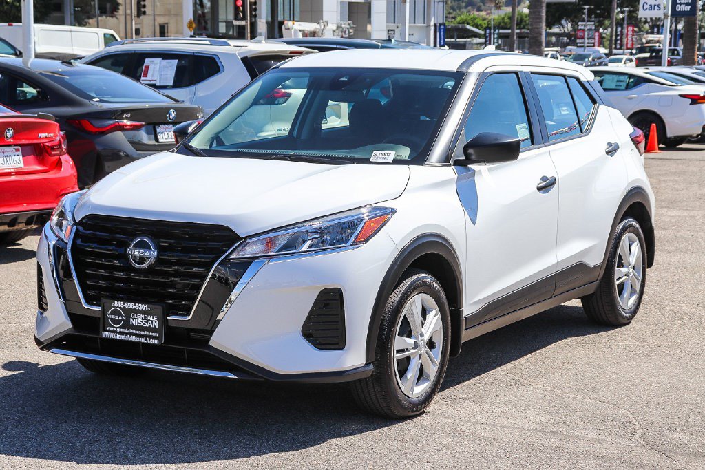Certified 2025 Nissan Kicks Play S FWD image 3