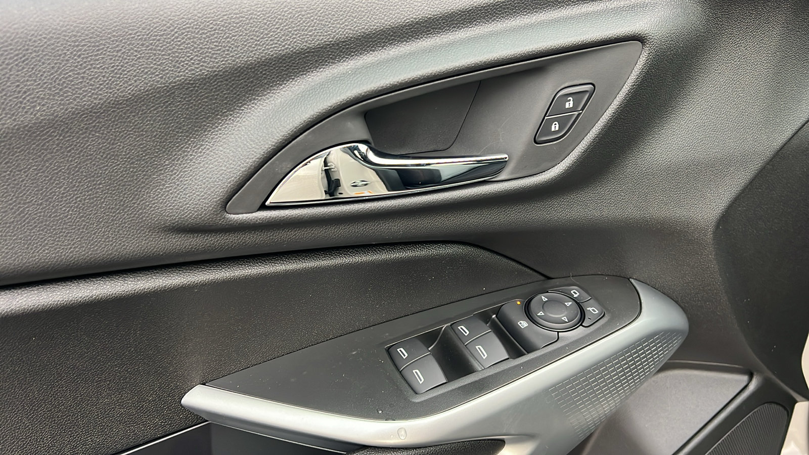 New 2026 Chevrolet Trax RS w/ Sunroof Package FWD image 15
