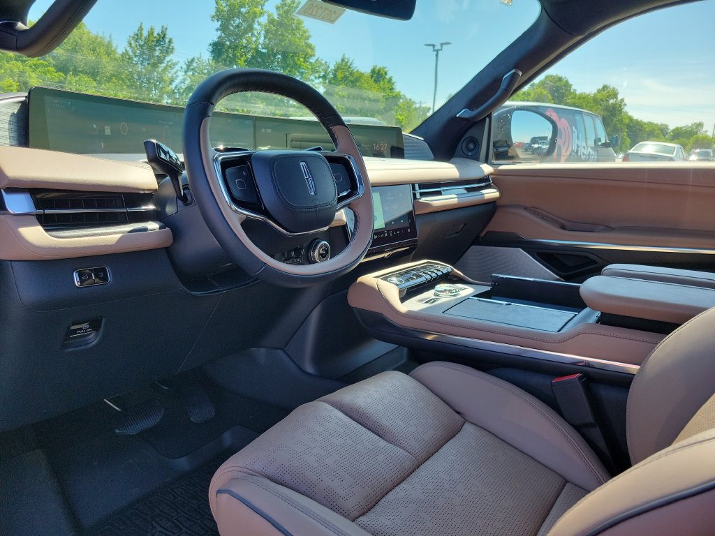New 2026 Lincoln Navigator L Black Label AWD/4WD image 21