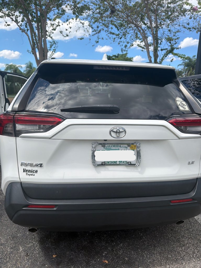 Used 2019 Toyota RAV4 LE FWD image 2