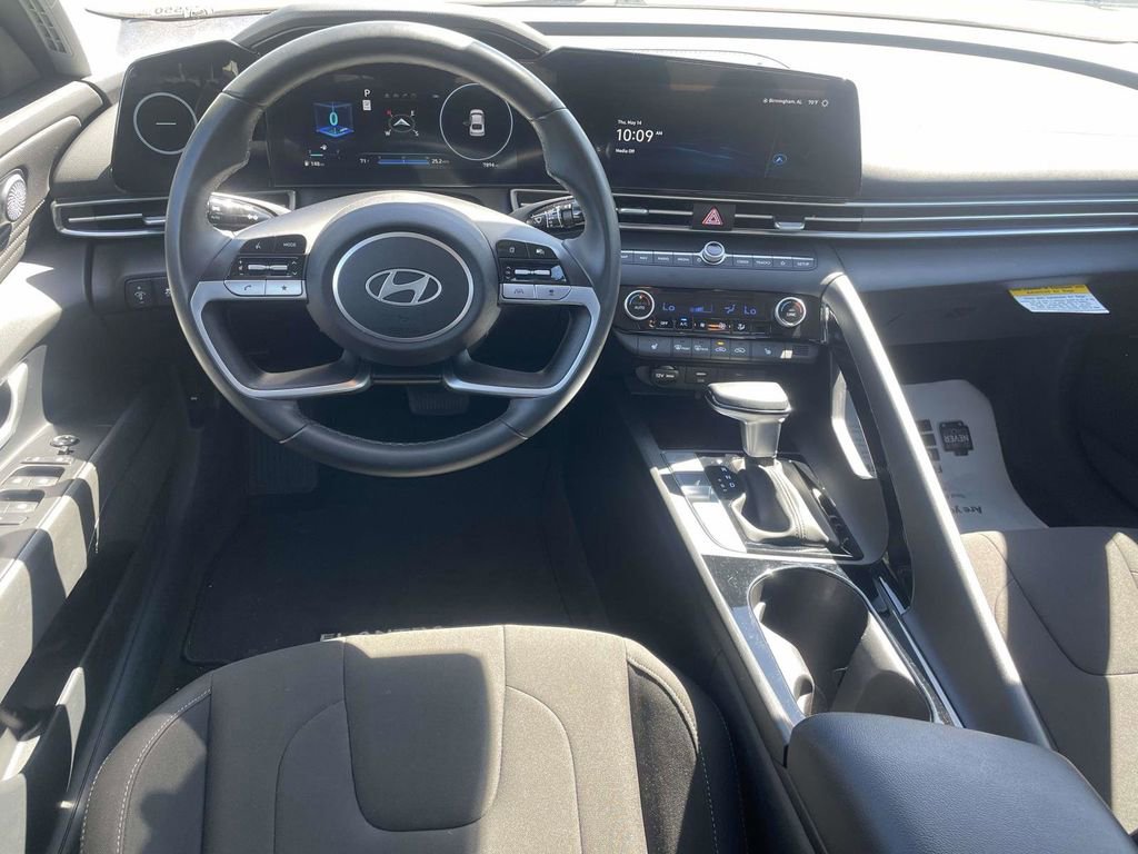 Certified 2025 Hyundai Elantra SEL FWD image 11