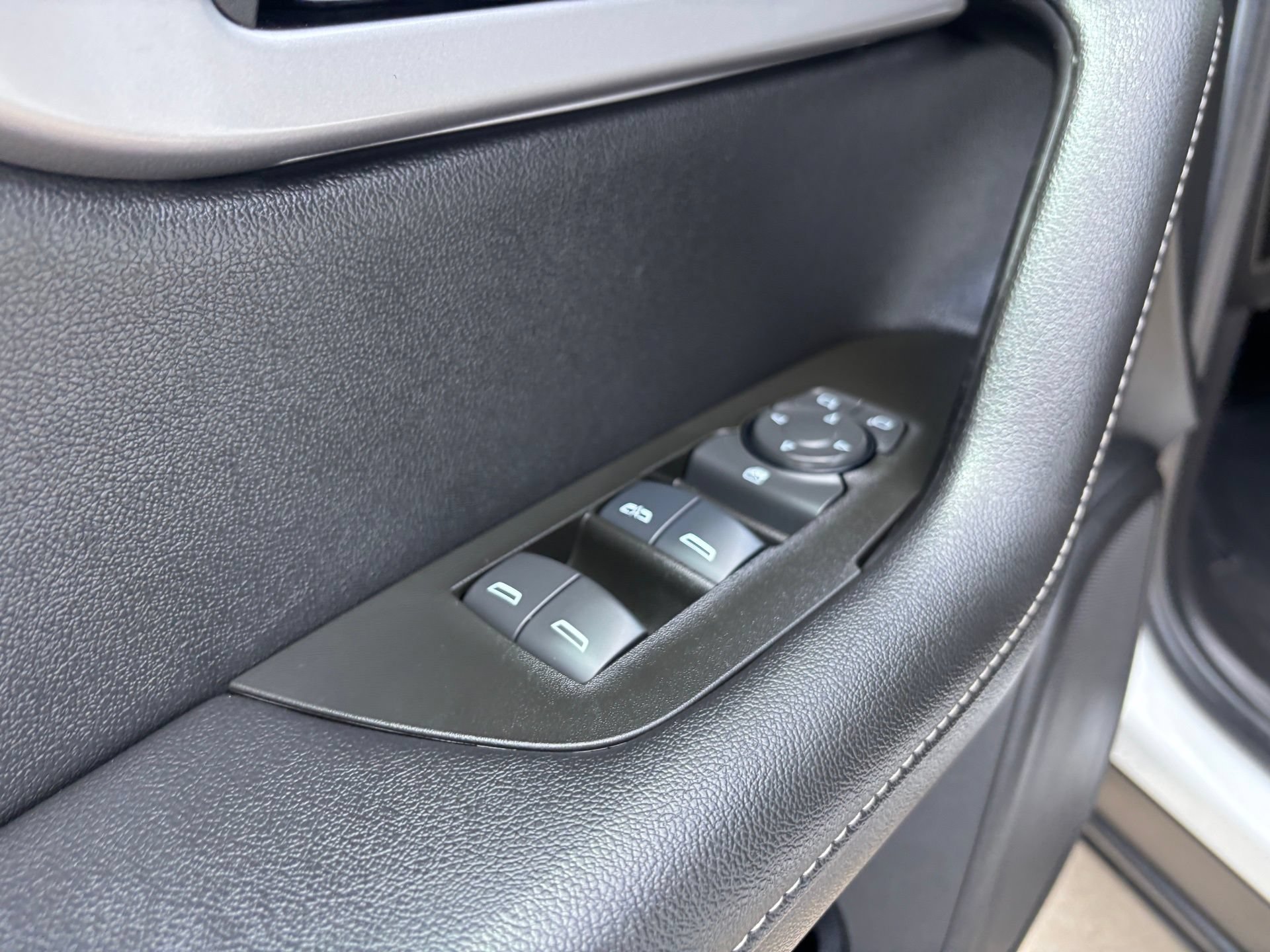 Used 2025 Chevrolet Blazer LT FWD image 25