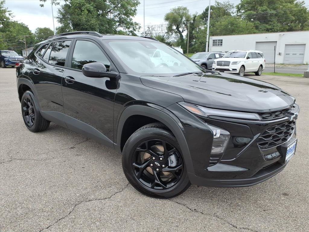 Used 2026 Chevrolet Trax LT w/ Driver Confidence Package FWD image 2