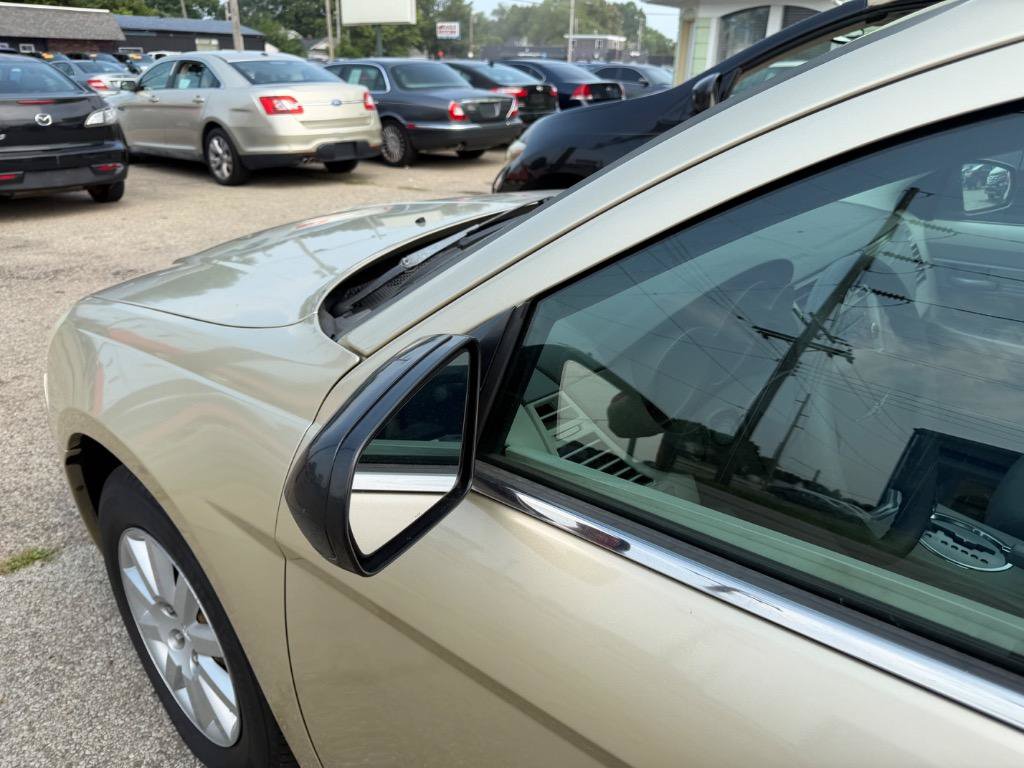 Used 2010 Chrysler Sebring Touring FWD image 9