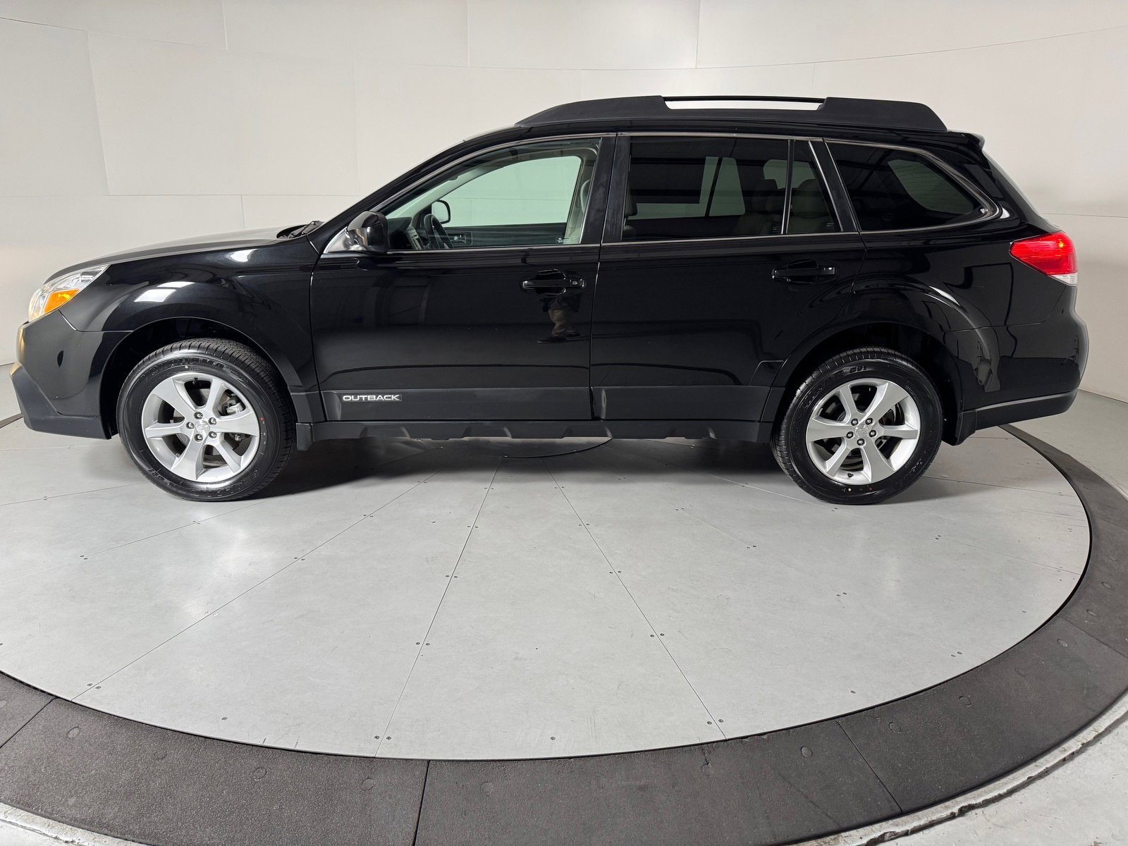 Used 2013 Subaru Outback 2.5i Limited w/ Moonroof Pkg AWD/4WD image 2