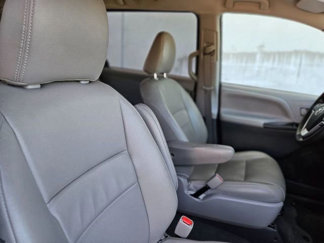 Used 2020 Toyota Sienna L image 14
