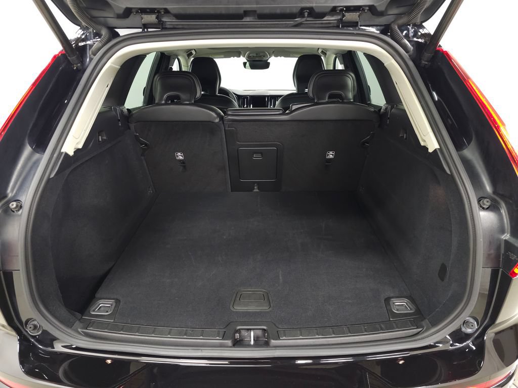 Certified 2025 Volvo XC60 B5 Core AWD/4WD image 9