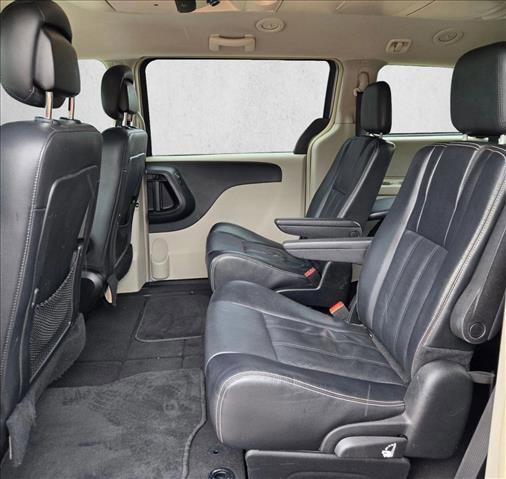 Used 2014 Chrysler Town & Country Touring FWD image 16