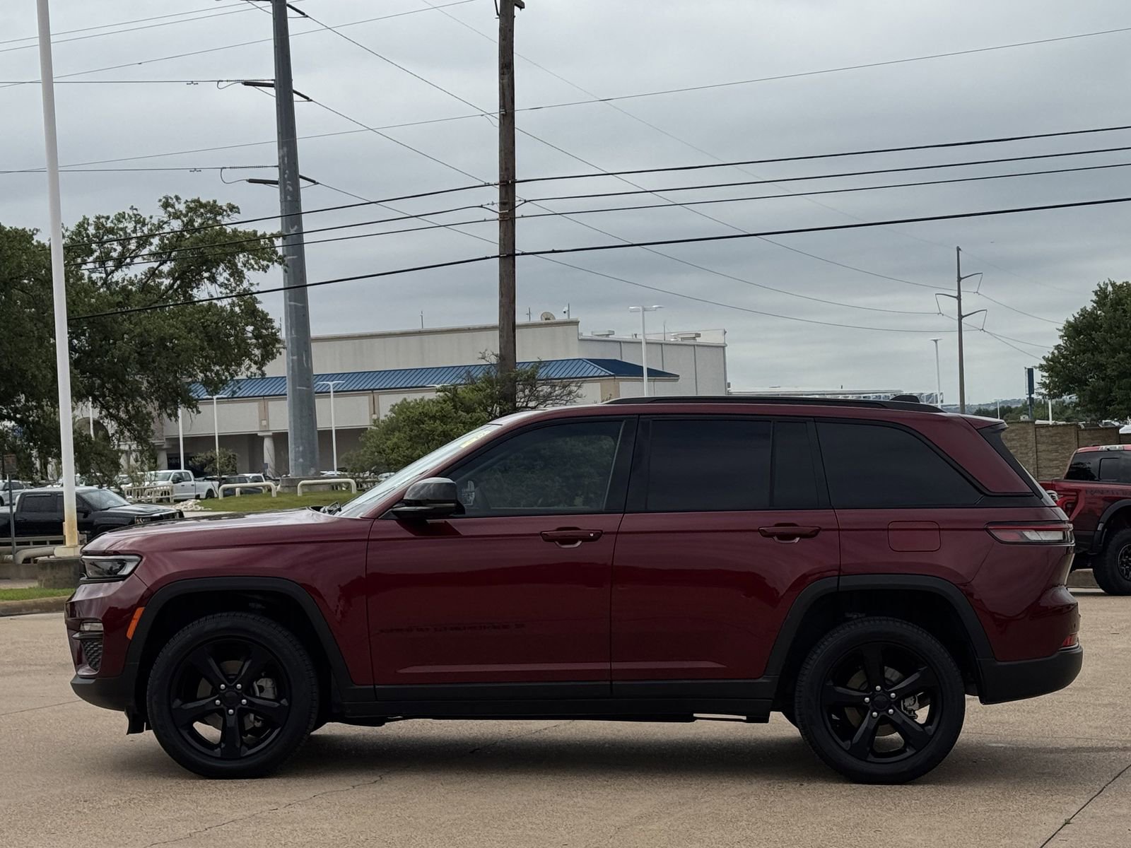 Used 2023 Jeep Grand Cherokee Limited w/ Black Appearance Package AWD/4WD image 7