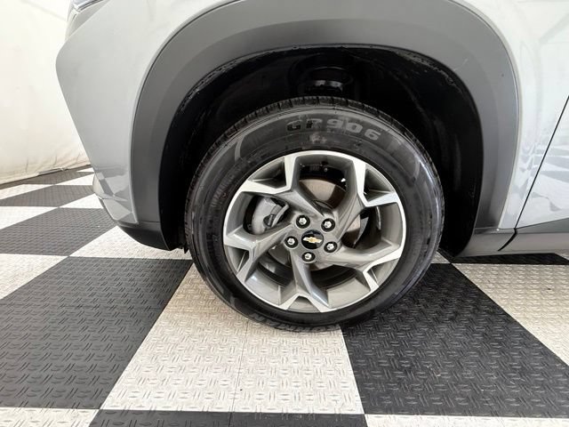 Used 2025 Chevrolet Trax LT FWD image 9