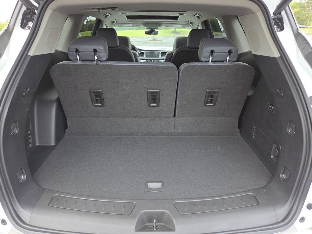 Used 2020 Buick Enclave Premium w/ Sun and Sites Package FWD image 24