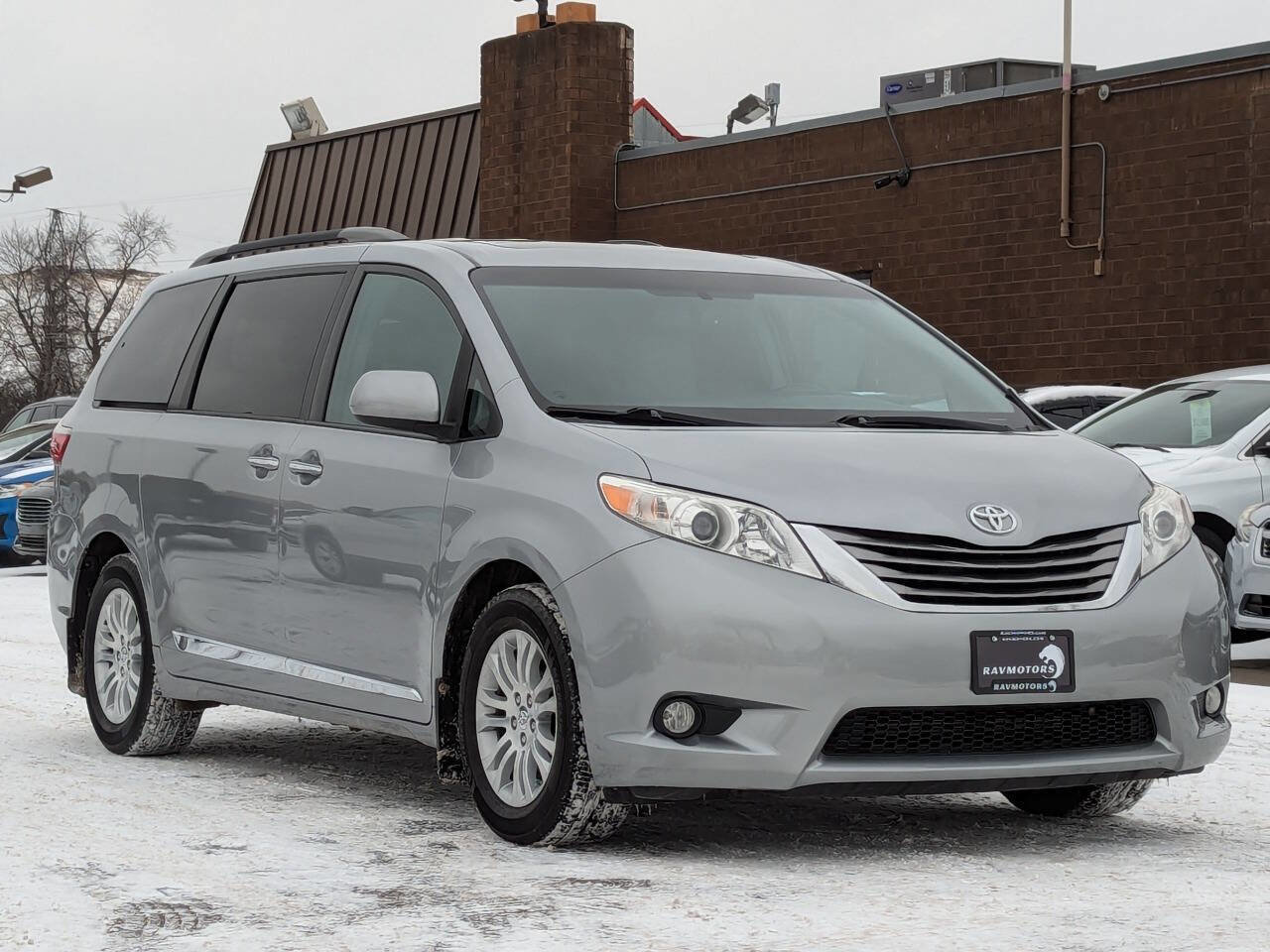 Used 2017 Toyota Sienna XLE w/ XLE Navigation Package image 5