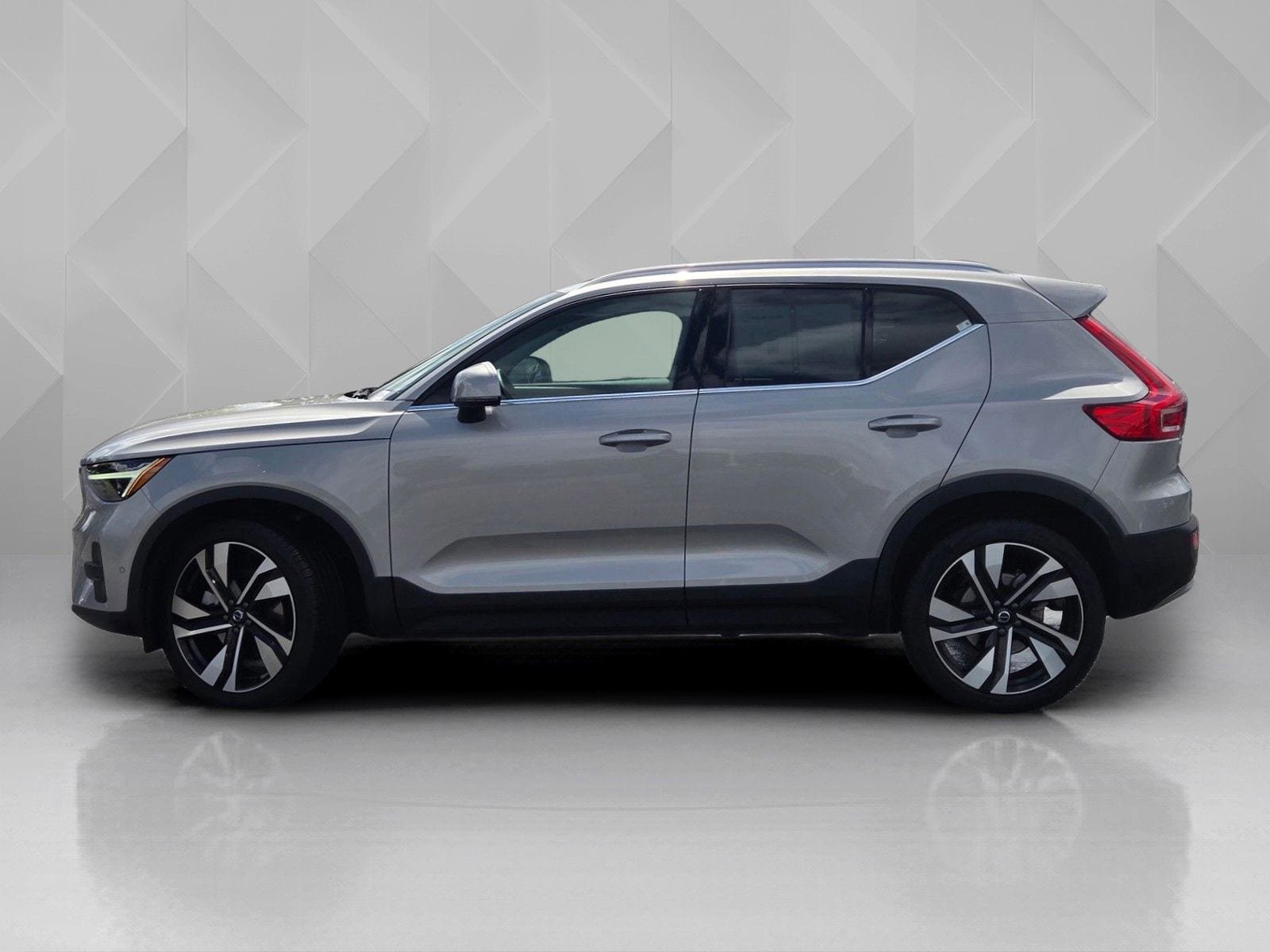 Certified 2025 Volvo XC40 B5 Plus AWD/4WD image 3