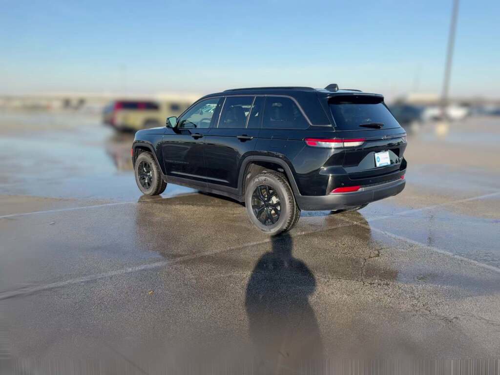 New 2026 Jeep Grand Cherokee Altitude image 8