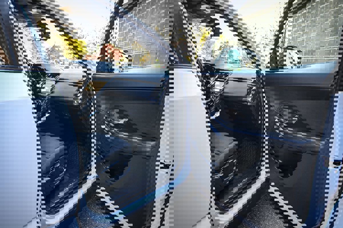 Used 2018 Jaguar E-PACE image 17