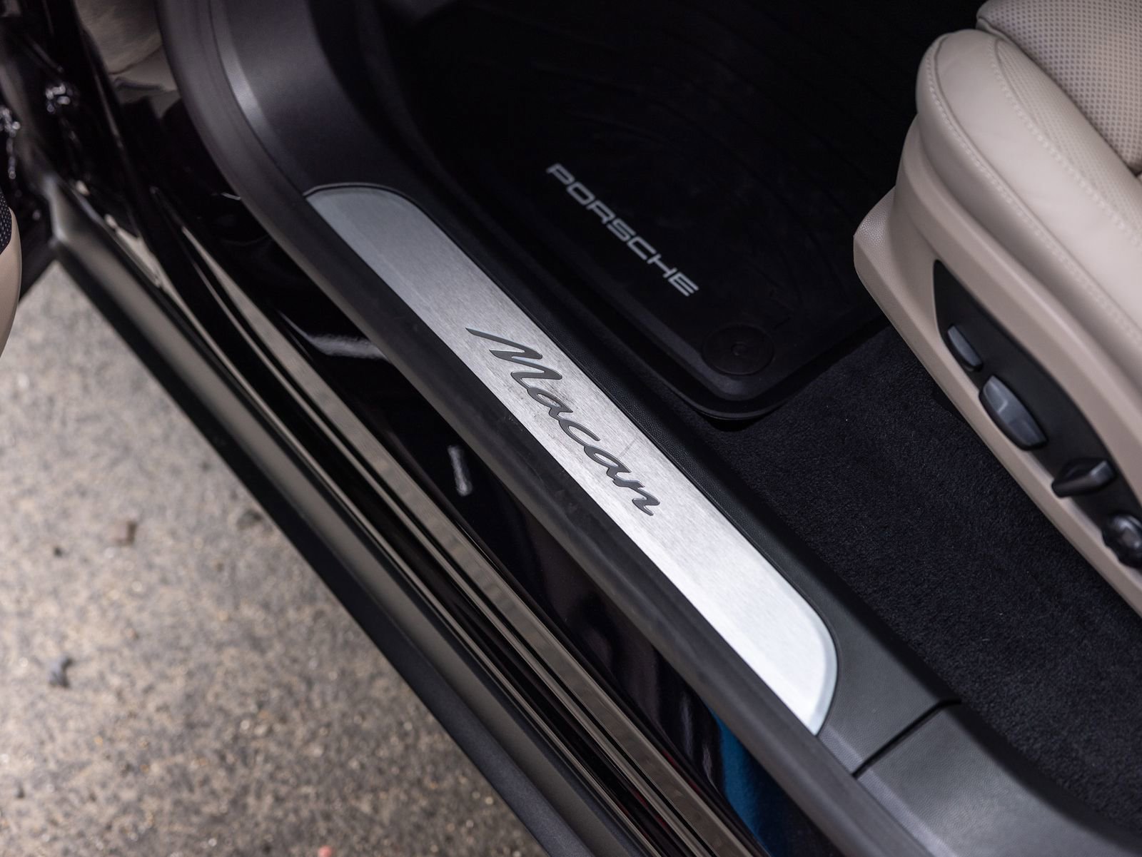 Certified 2025 Porsche Macan Electric image 28