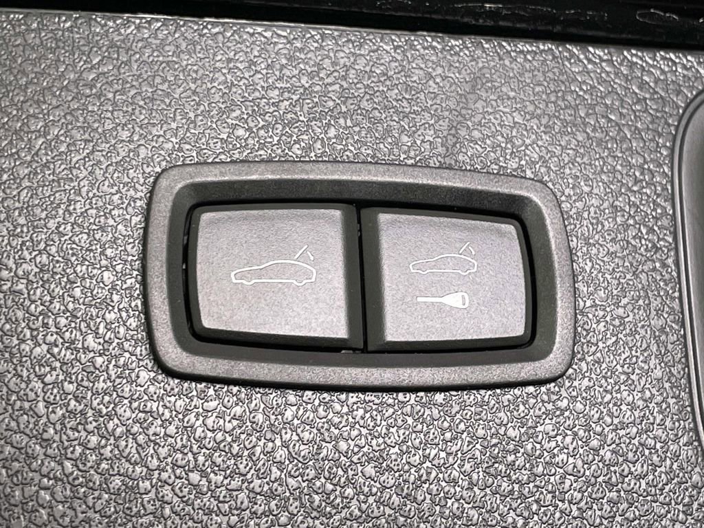 Certified 2025 Porsche Macan image 21