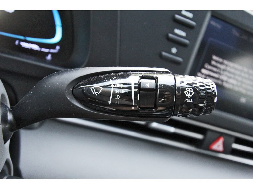 Certified 2026 Hyundai Elantra SE FWD image 21