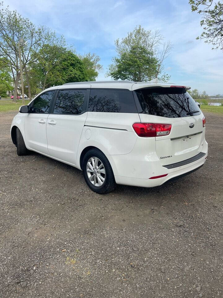 Used 2016 Kia Sedona LX w/ LX Convenience Package image 4