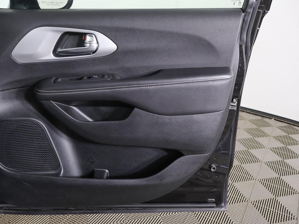 Used 2025 Chrysler Pacifica Limited FWD image 24