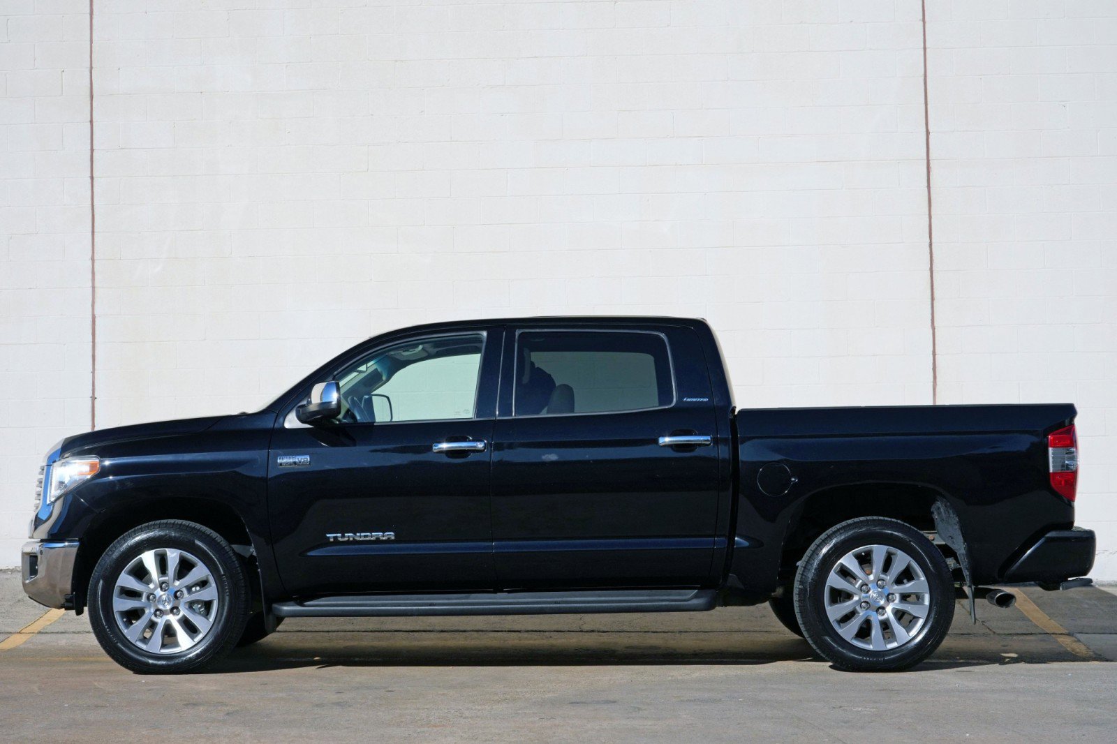 Used 2014 Toyota Tundra Limited w/ Limited Premium Package AWD/4WD image 8