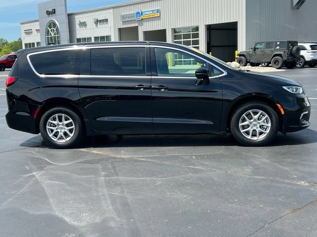 Used 2025 Chrysler Pacifica Select FWD image 50