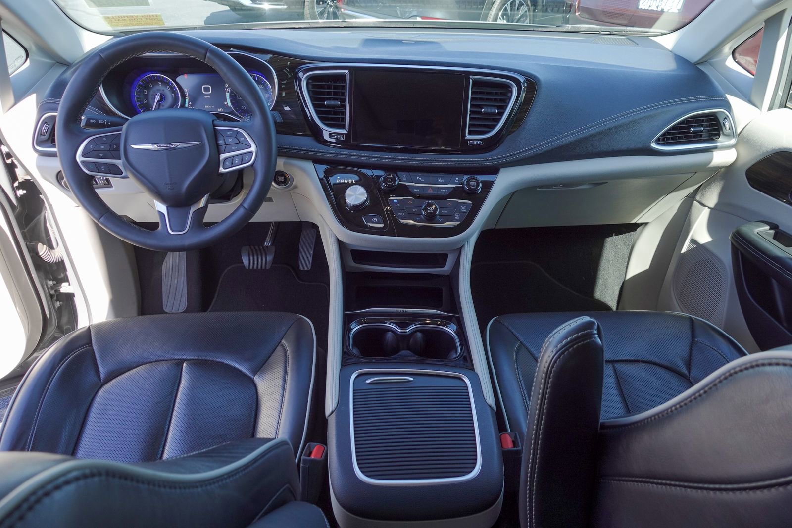 Used 2023 Chrysler Pacifica Limited FWD image 10