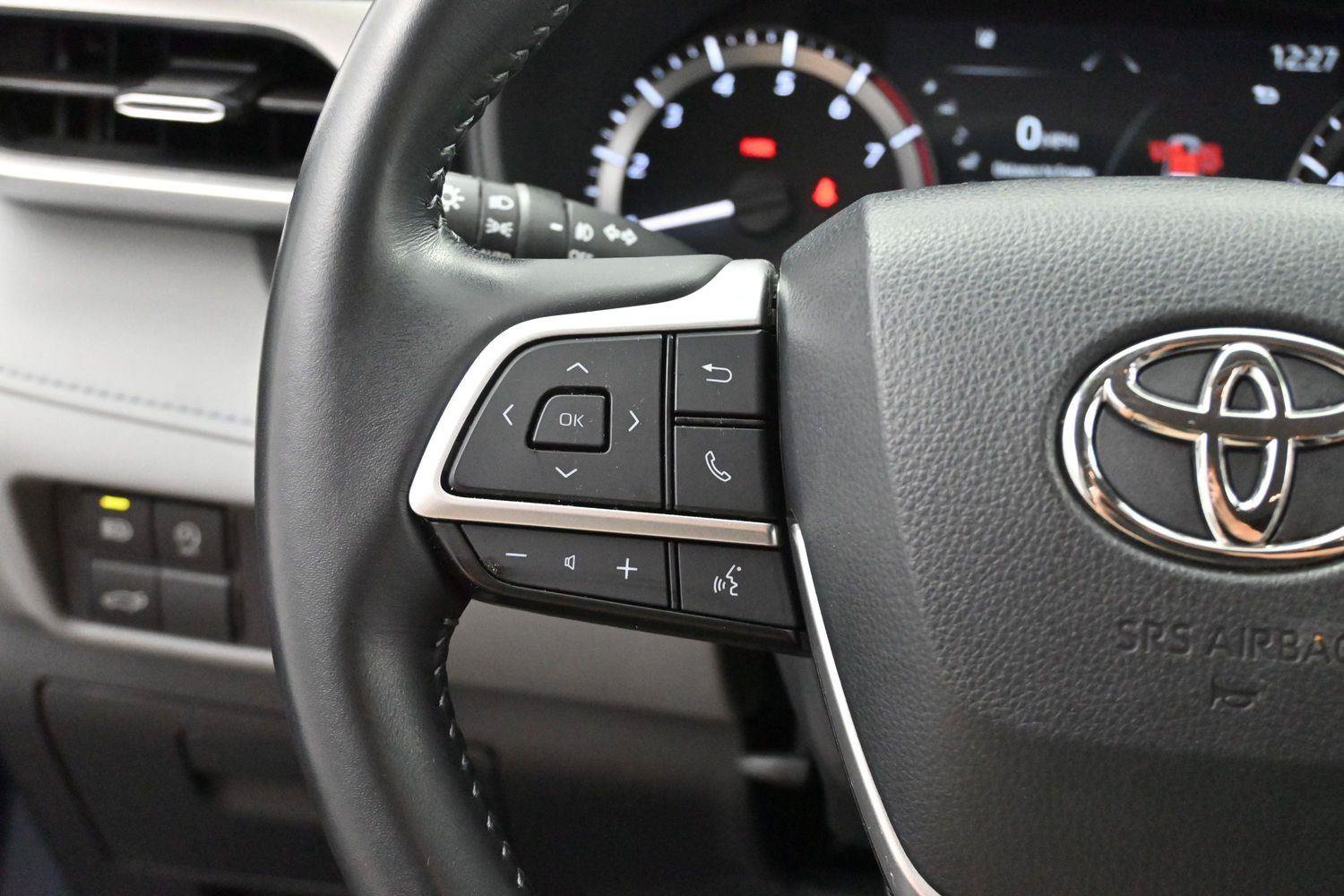 Used 2023 Toyota Highlander LE FWD image 16