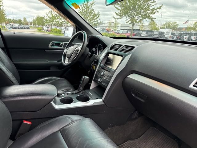 Used 2014 Ford Explorer XLT w/ Equipment Group 202A AWD/4WD image 9