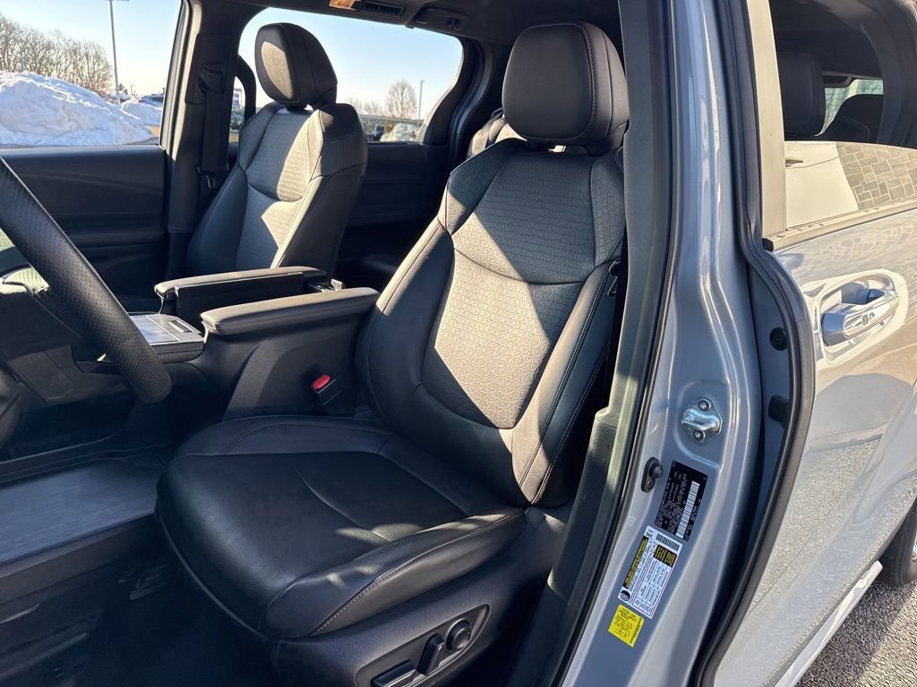 Used 2023 Toyota Sienna XLE Woodland Edition image 22