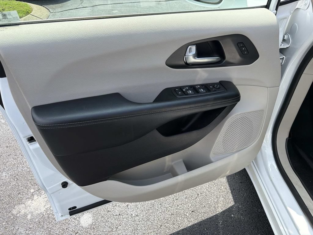 Used 2020 Chrysler Pacifica Limited FWD image 20