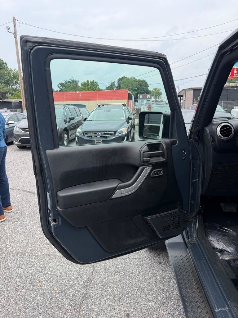Used 2017 Jeep Wrangler Unlimited Sahara w/ Connectivity Group AWD/4WD image 12