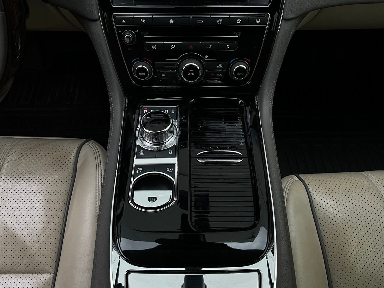 Used 2016 Jaguar XJ R-Sport image 16