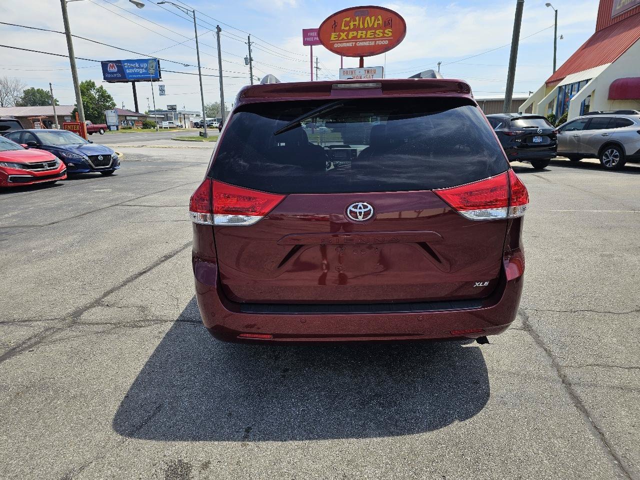 Used 2014 Toyota Sienna XLE w/ Entertainment Package FWD image 7