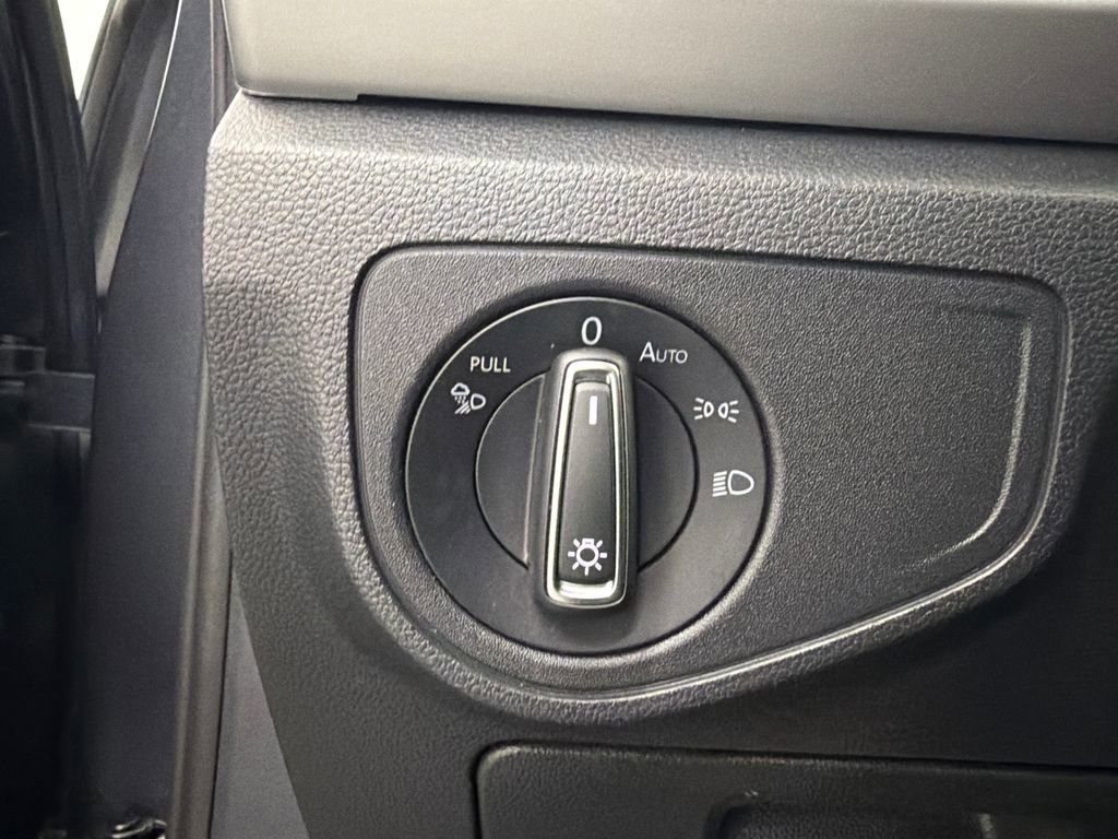 Used 2022 Volkswagen Atlas Cross Sport SE w/ Panoramic Sunroof Package image 34