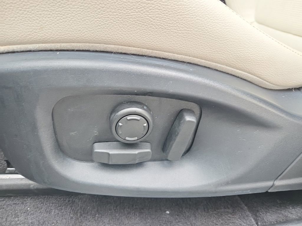 Used 2019 Jaguar E-PACE R-Dynamic SE image 22