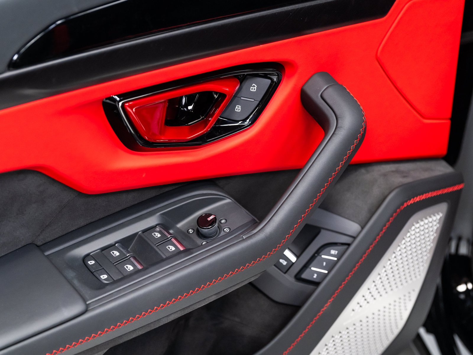 Used 2025 Lamborghini Urus SE AWD/4WD image 36