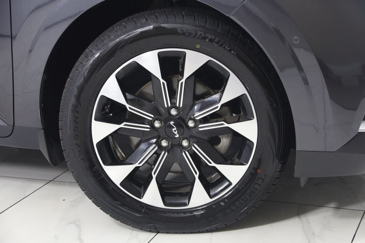 Used 2024 Kia Carnival EX FWD image 17