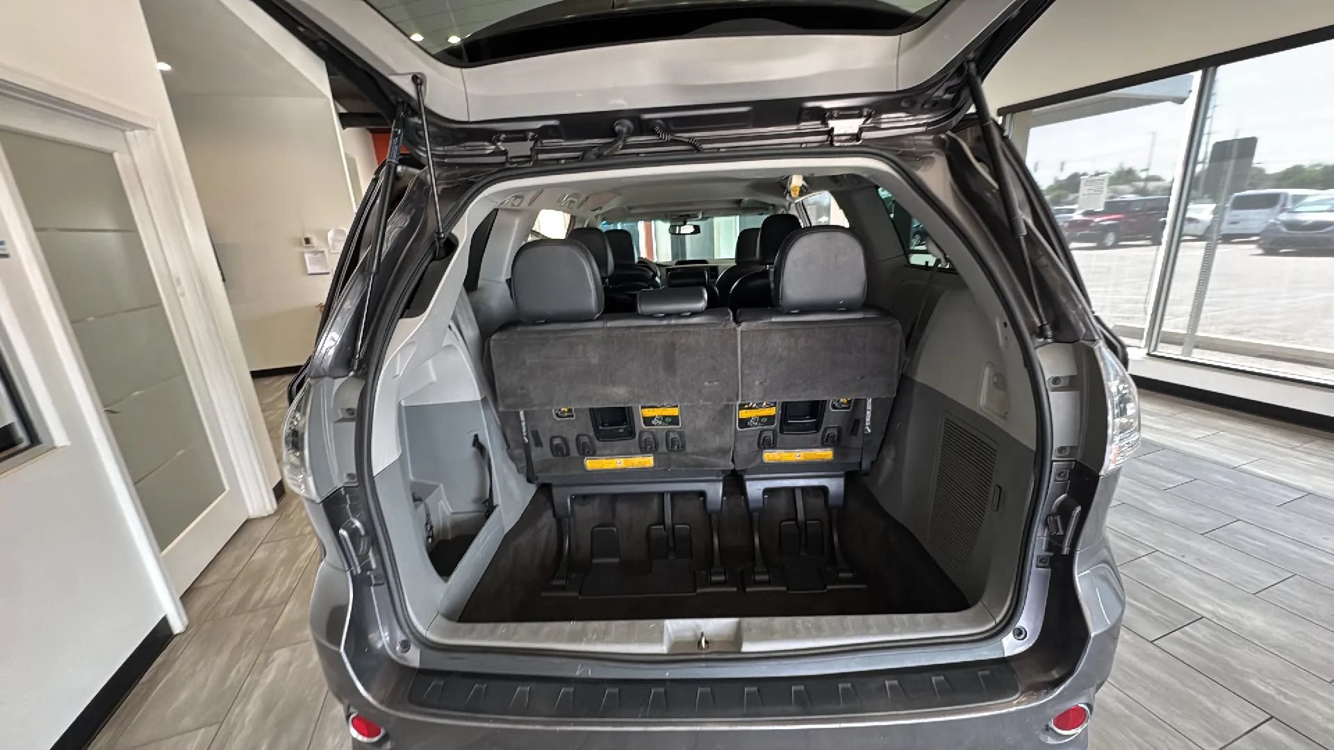 Used 2014 Toyota Sienna SE FWD image 31