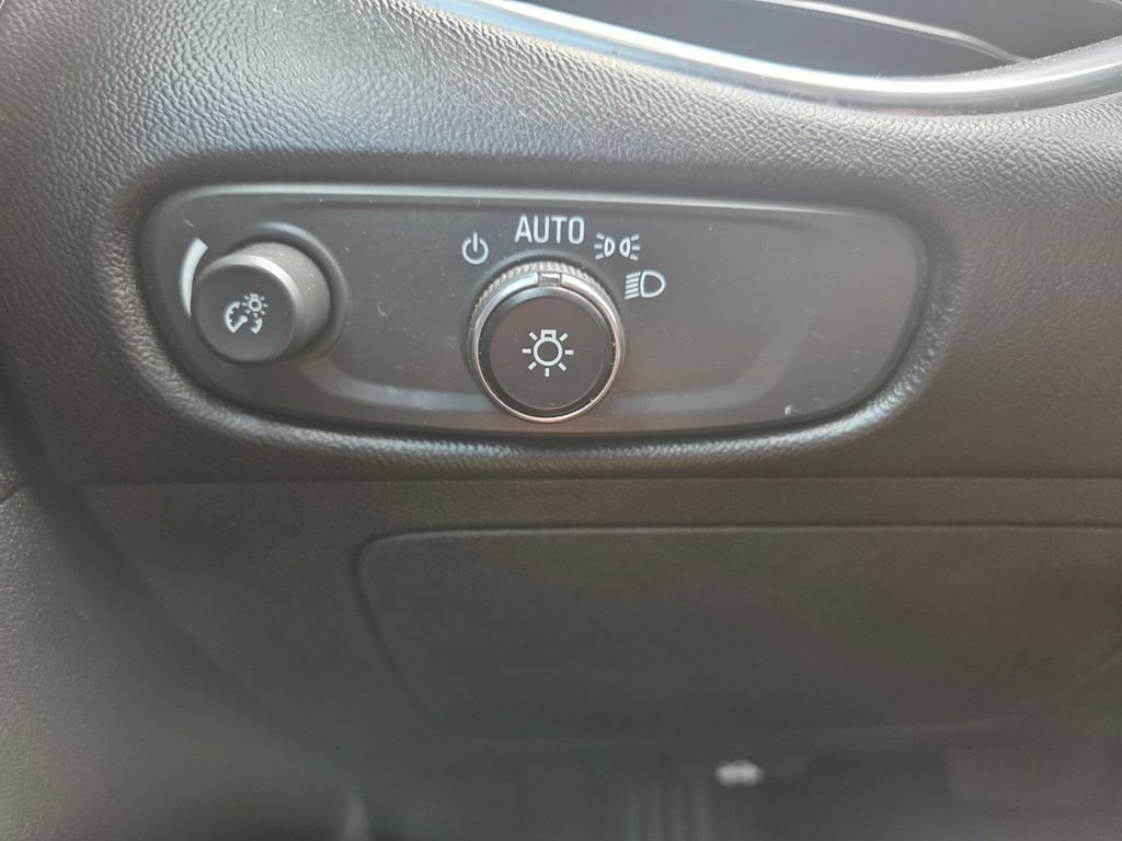 Used 2021 Chevrolet Malibu LT FWD image 12