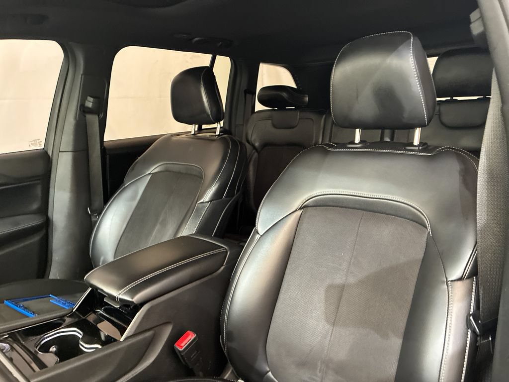 Used 2023 Jeep Grand Cherokee Altitude AWD/4WD image 13